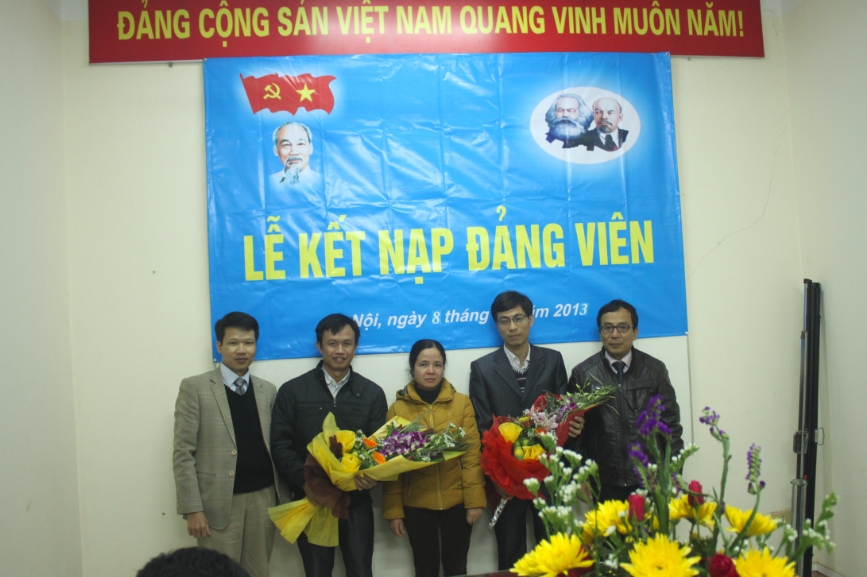 Lễ kết nạp đảng viên mới tại Chi bộ Viện Kinh tế và Quản lý Thủy lợi năm 2013