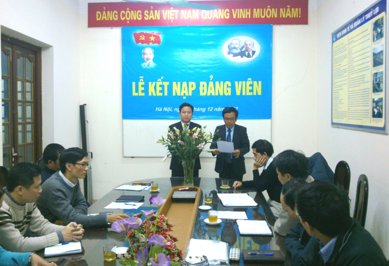 Lễ kết nạp đảng viên mới tại Chi bộ Viện Kinh tế và Quản lý Thủy lợi