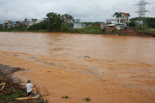  Vỡ đập nước, hàng trăm người hoảng loạn